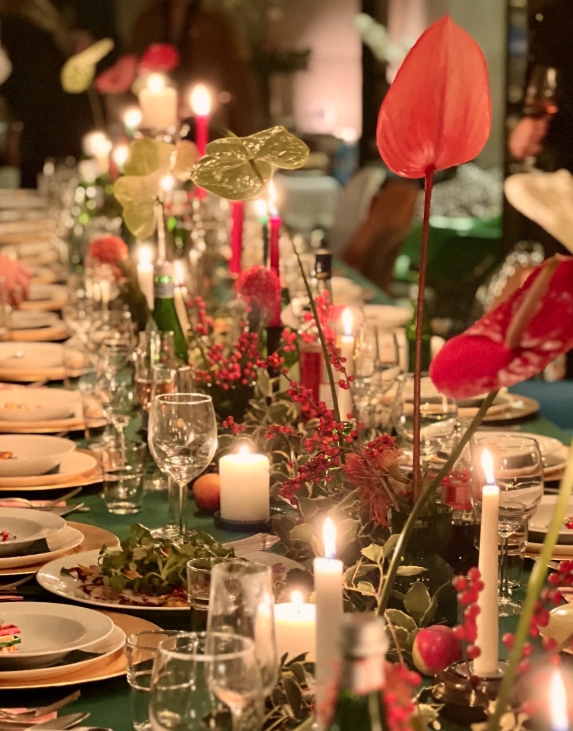 Gala-Dinner mit floraler Tafeldekoration bei Kerzenlicht in Berlin